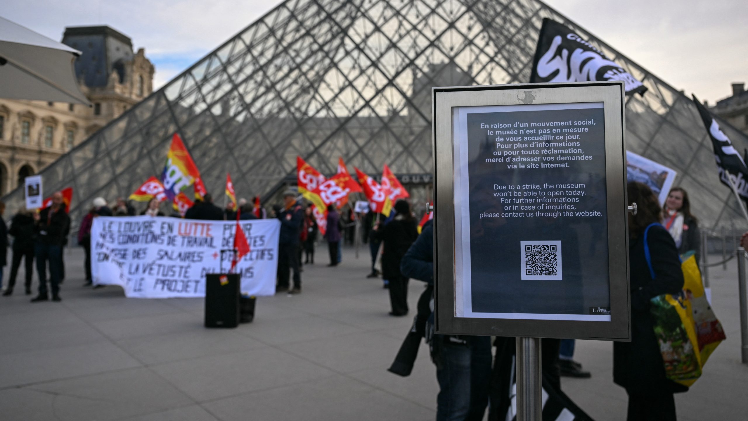 Louvre Strike Disrupts Paris Icon